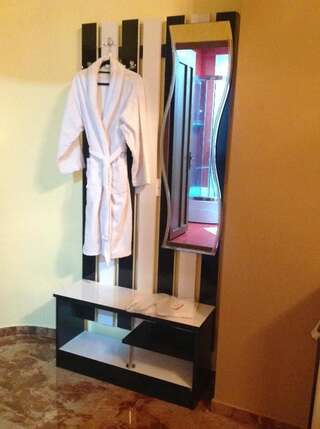 Отель Narek+ Ереван Трехместный номер «Комфорт» с душем-4