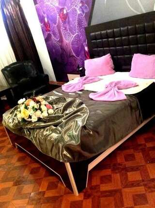 Отель Narek+ Ереван Трехместный номер «Комфорт» с душем-5