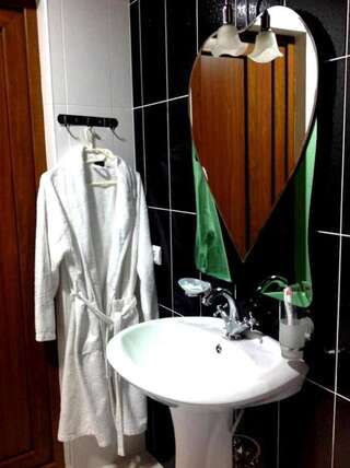 Отель Narek+ Ереван Трехместный номер «Комфорт» с душем-6