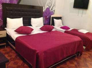 Отель Narek+ Ереван Трехместный номер «Комфорт» с душем-8