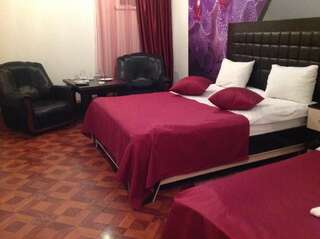 Отель Narek+ Ереван Трехместный номер «Комфорт» с душем-9